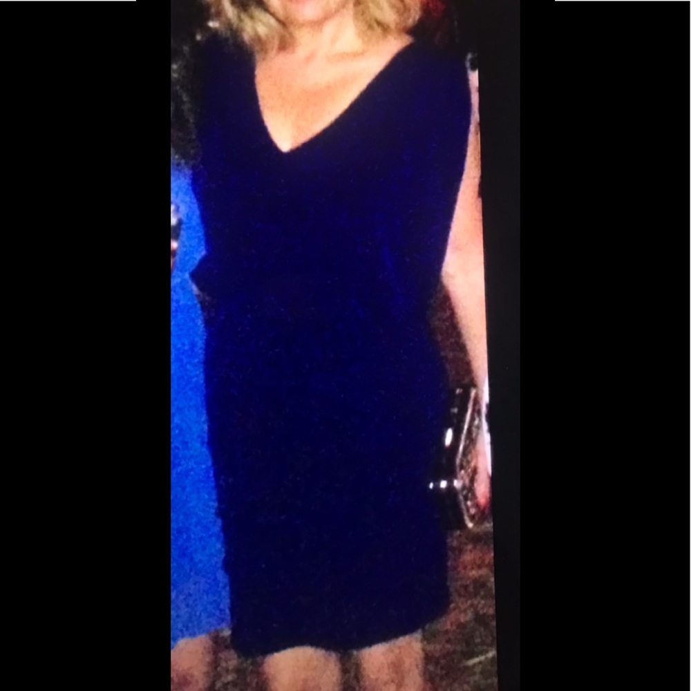 Slim fitting Navy evening dress. Very flattering 💃